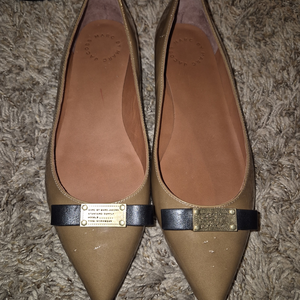 Marc Jacobs Tan Leather Flats with Black Accents